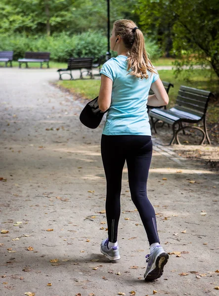 Unga kvinnliga jogger — Stockfoto