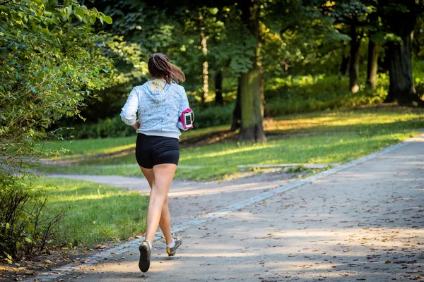 Unga kvinnliga jogger — Stockfoto