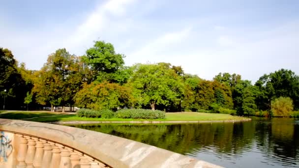 Park z fontannami w okresie letnim — Wideo stockowe