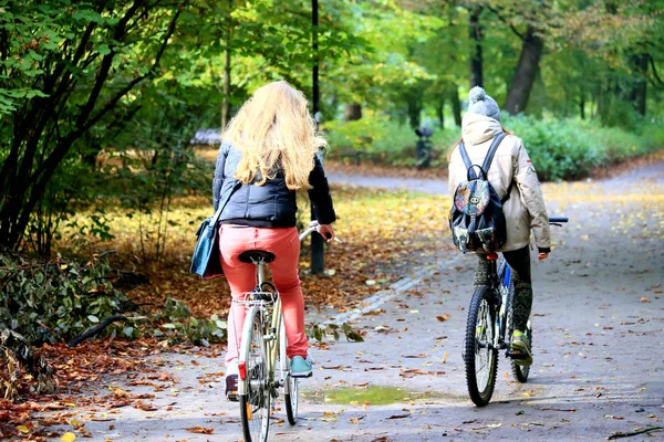 Coppia giovane con biciclette — Foto Stock