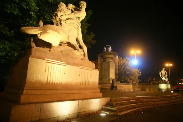 Man defeating lion — Stock Photo, Image