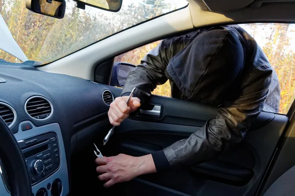 Hooligan bricht in Auto ein — Stockfoto