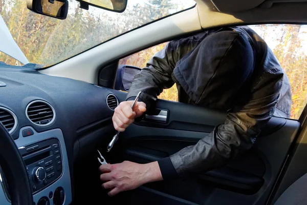 Hooligan breken in de auto — Stockfoto