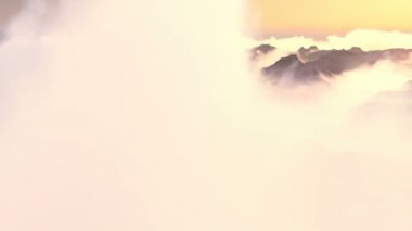 Kümülüs gökyüzünde uçan