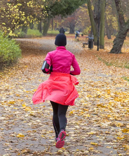 Kobieta joggingu w parku — Zdjęcie stockowe