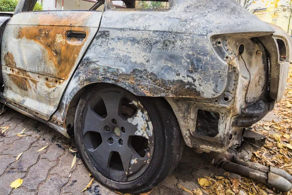 Volledig verbrande auto — Stockfoto