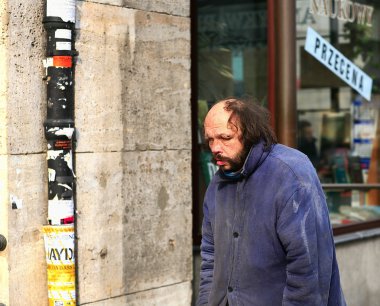 Şehirde yürüyen üzgün bir adam.