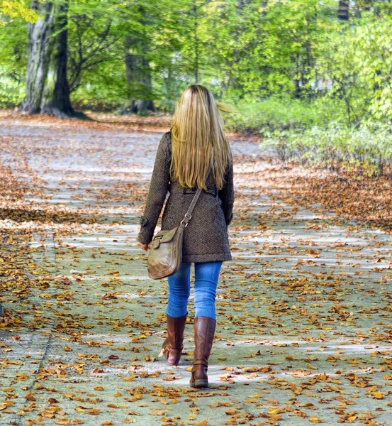Young woman walking in park — Stock Photo, Image