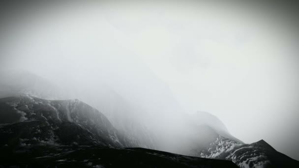 Volando sobre las montañas en la niebla — Vídeo de stock