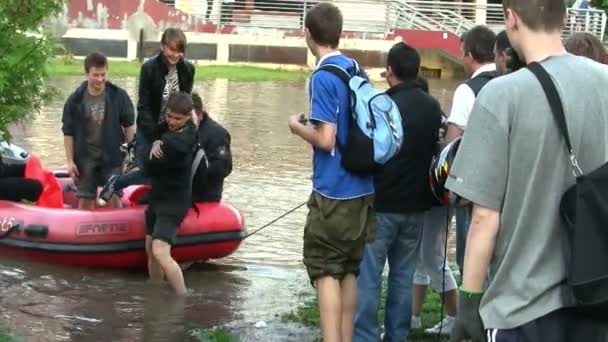 Doprava lidí ze zaplavené oblasti — Stock video