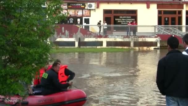 Orang-orang transportasi dari daerah banjir — Stok Video