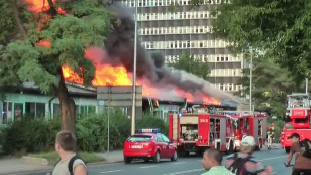 Gran incendio en la ciudad — Vídeos de Stock