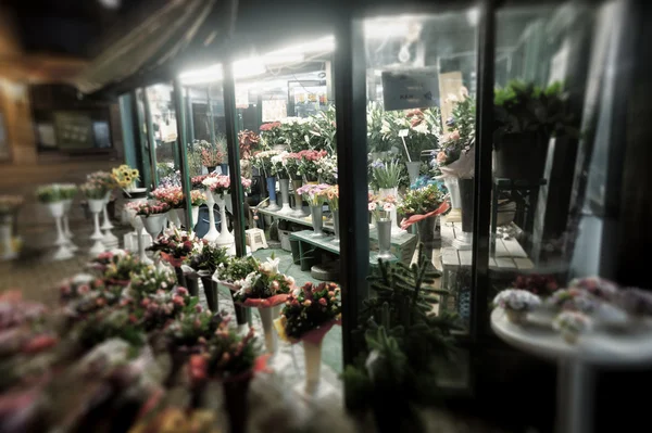 Florist står — Stockfoto