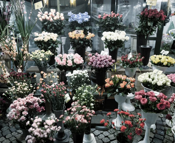 Florist står — Stockfoto