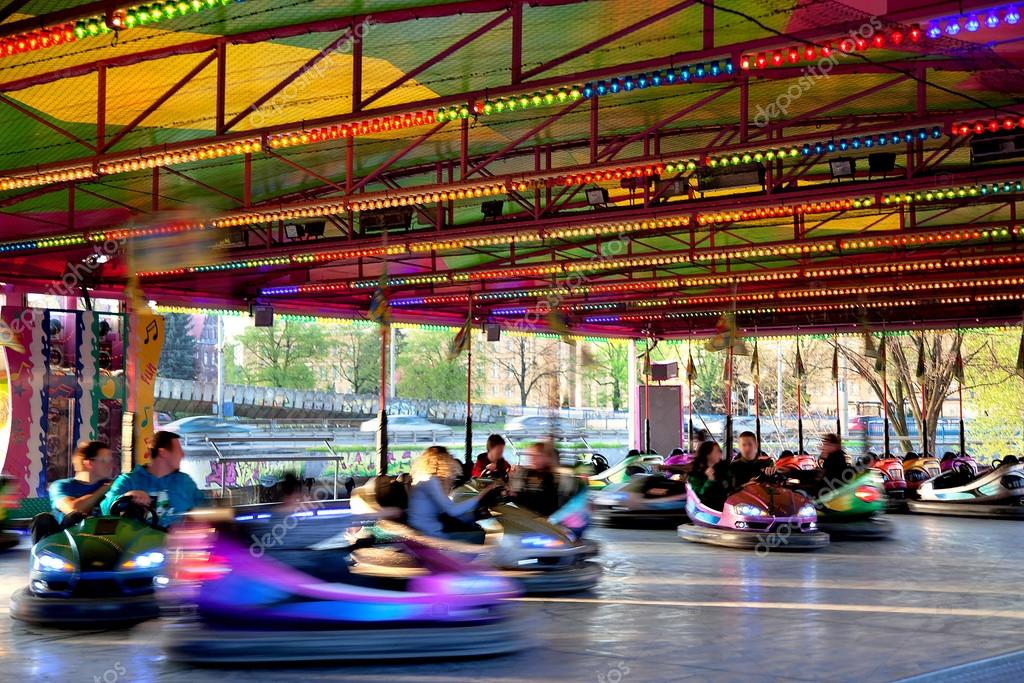 Jeunes Conducteurs S'amusant Sur Une Aire De Jeux Pour Enfants Lors D'une  Course De Karting Enfants Conduisant Une Auto Tamponneuse Dans Le Parc  D'attractions