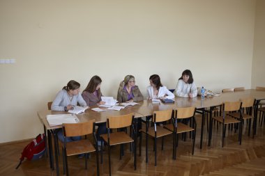 Lehçe öğrencilerinin final sınavı