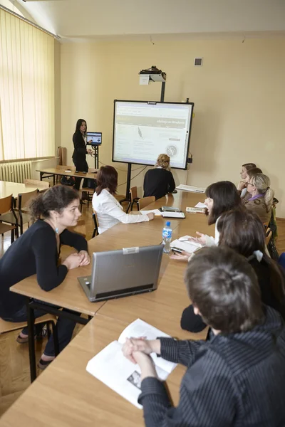 Estudantes do sexo feminino em sala de aula — Fotografia de Stock