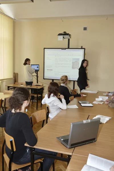 女学生在教室里 — 图库照片