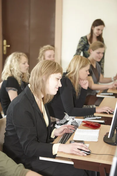 女学生在教室里 — 图库照片