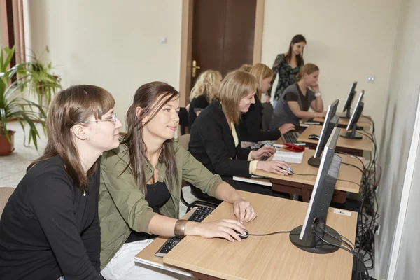 Estudiantes en el aula —  Fotos de Stock