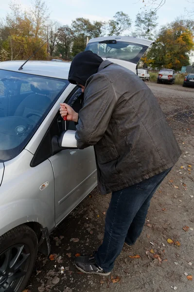 Hooligan włamaniu do samochodu — Zdjęcie stockowe