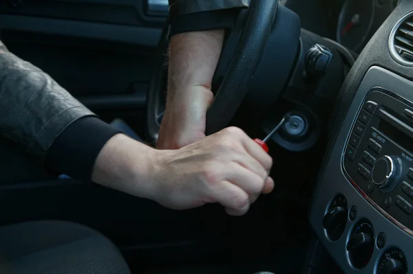 Hooligan breaking into car — Stock Photo, Image