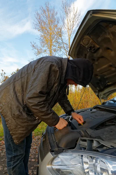 Hooligan breken in de auto — Stockfoto