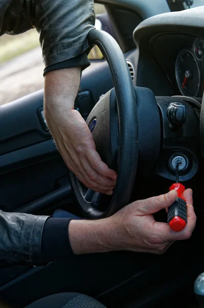 Hooligan bricht in Auto ein — Stockfoto