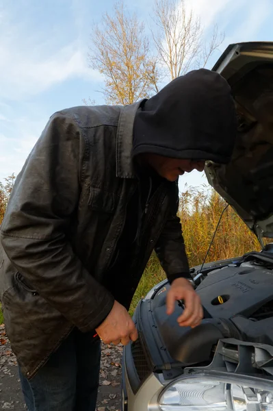 Hooligan breken in de auto — Stockfoto