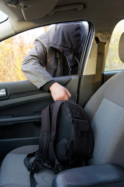 Hooligan breaking into car — Stock Photo, Image