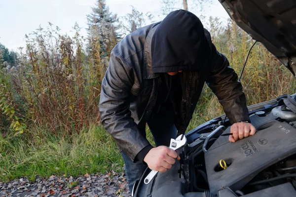 Huligan bryter in i bil — Stockfoto