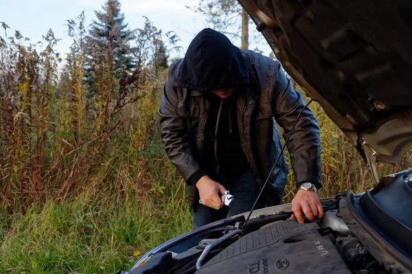 Huligan bryter in i bil — Stockfoto