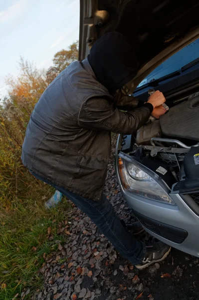 Huligan bryter in i bil — Stockfoto