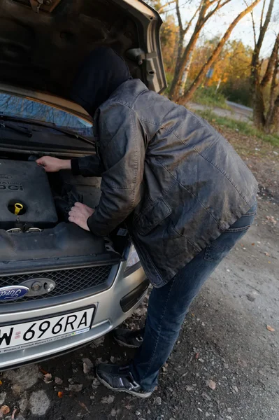 Hooligan bricht in Auto ein — Stockfoto
