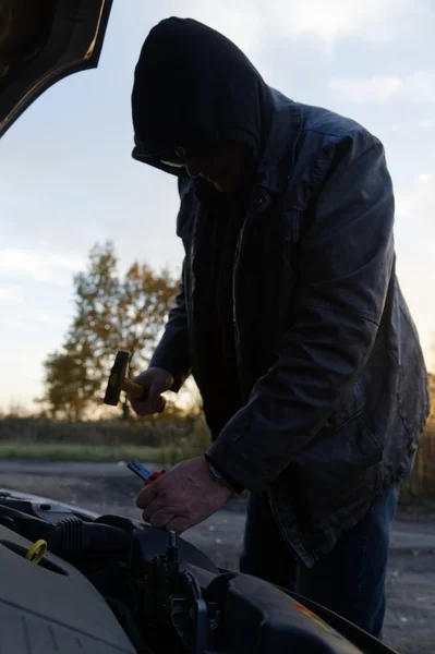 Huligan bryter in i bil — Stockfoto