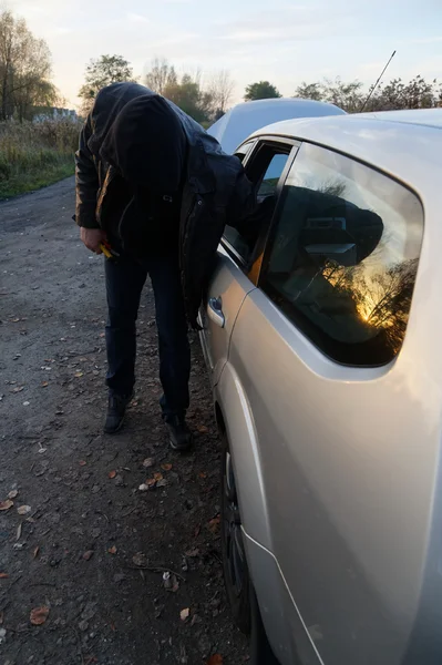 Hooligan irrumpiendo en coche — Foto de Stock