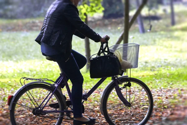骑着自行车的女人 — 图库照片
