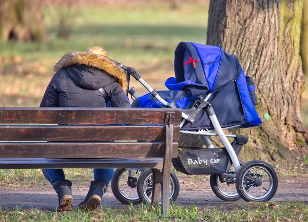 Jonge moeder met pram — Stockfoto