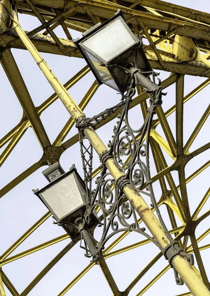 Декоративные лампы, свисающие с моста — стоковое фото