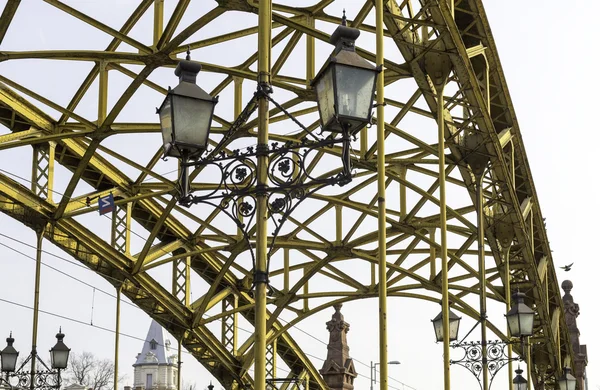 Decoratieve lampen opknoping van brug — Stockfoto