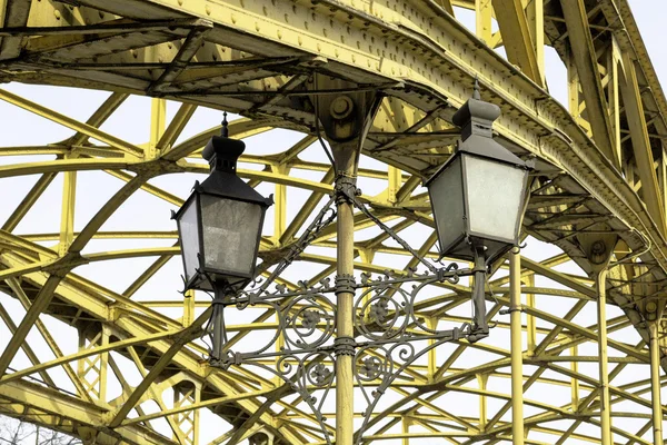 Dekorative Lampen hängen von Brücke — Stockfoto