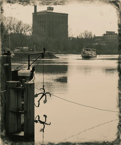 Schiffe vor Anker in einer Werft — Stockfoto