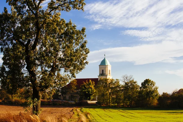 Pools dorp met kerk — Stockfoto