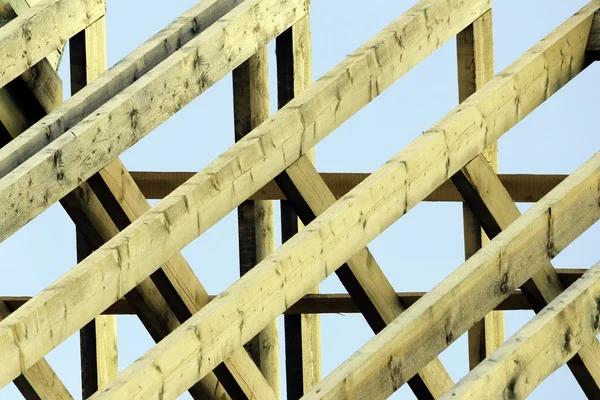 Holzsparren am neuen Haus — Stockfoto