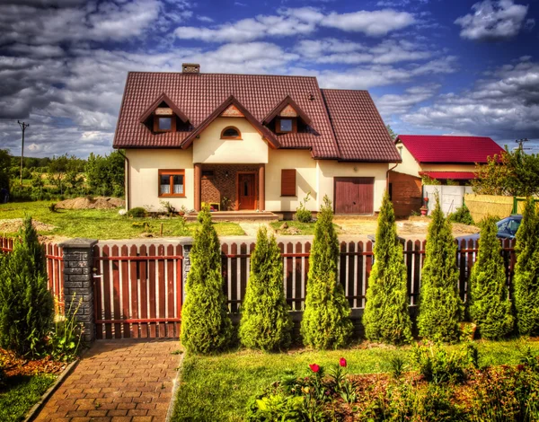 Заміський будинок з садом — стокове фото