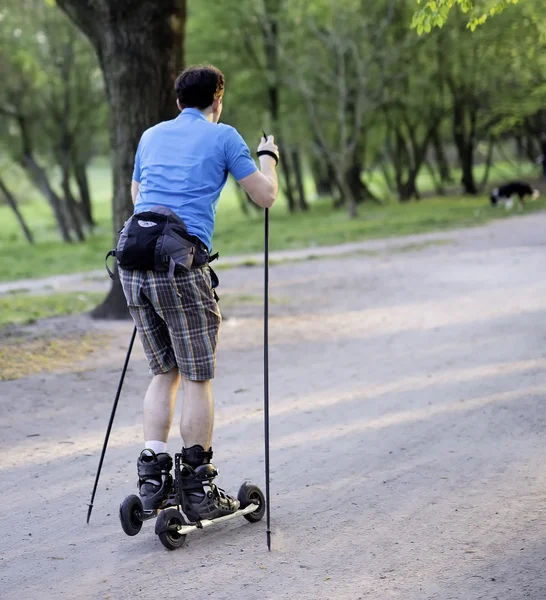 Férfi roller korcsolyázó a park — Stock Fotó