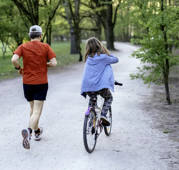 Pappa med dotter på cykel — Stockfoto