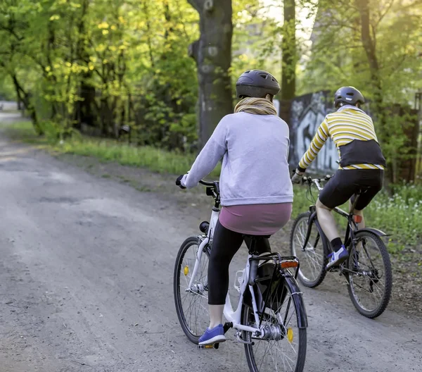 Young women on bikes in park — Stock Photo, Image