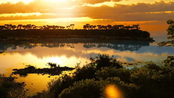 Coucher de soleil sur la belle région du lac — Photo