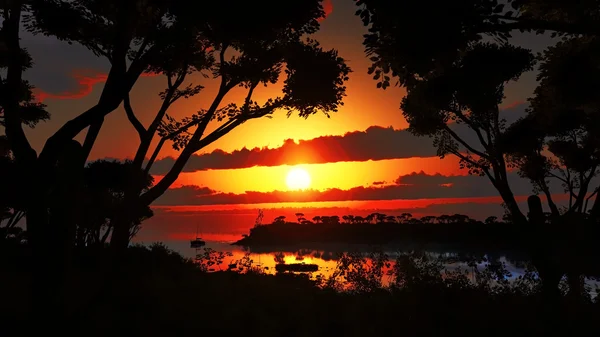 Pôr do sol sobre a bela região do lago — Fotografia de Stock